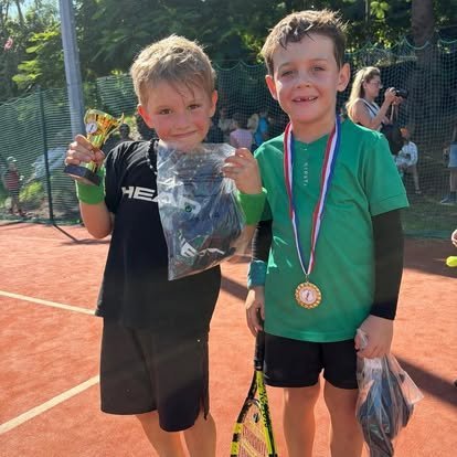 Jeunes champions avec leur trophée