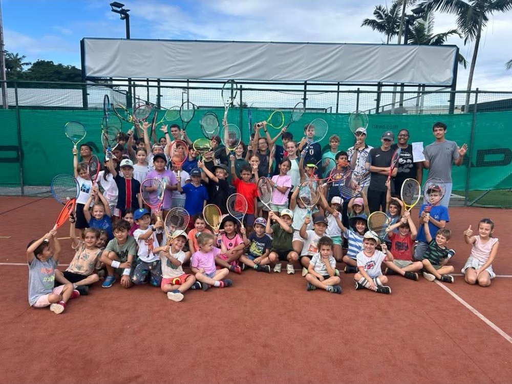 Grand stage de tennis — tous les groupes réunis