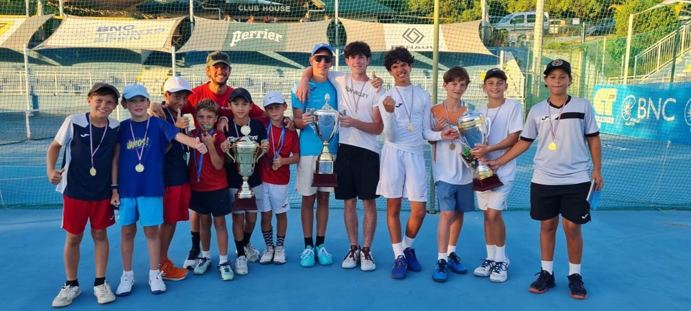L'équipe au tournoi BNC, coupes en main