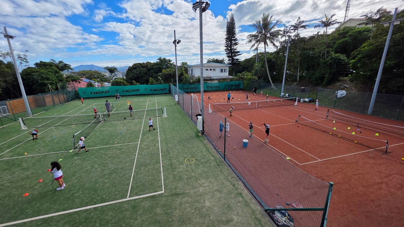 Courts du Mont-Coffyn avec vue sur Nouméa